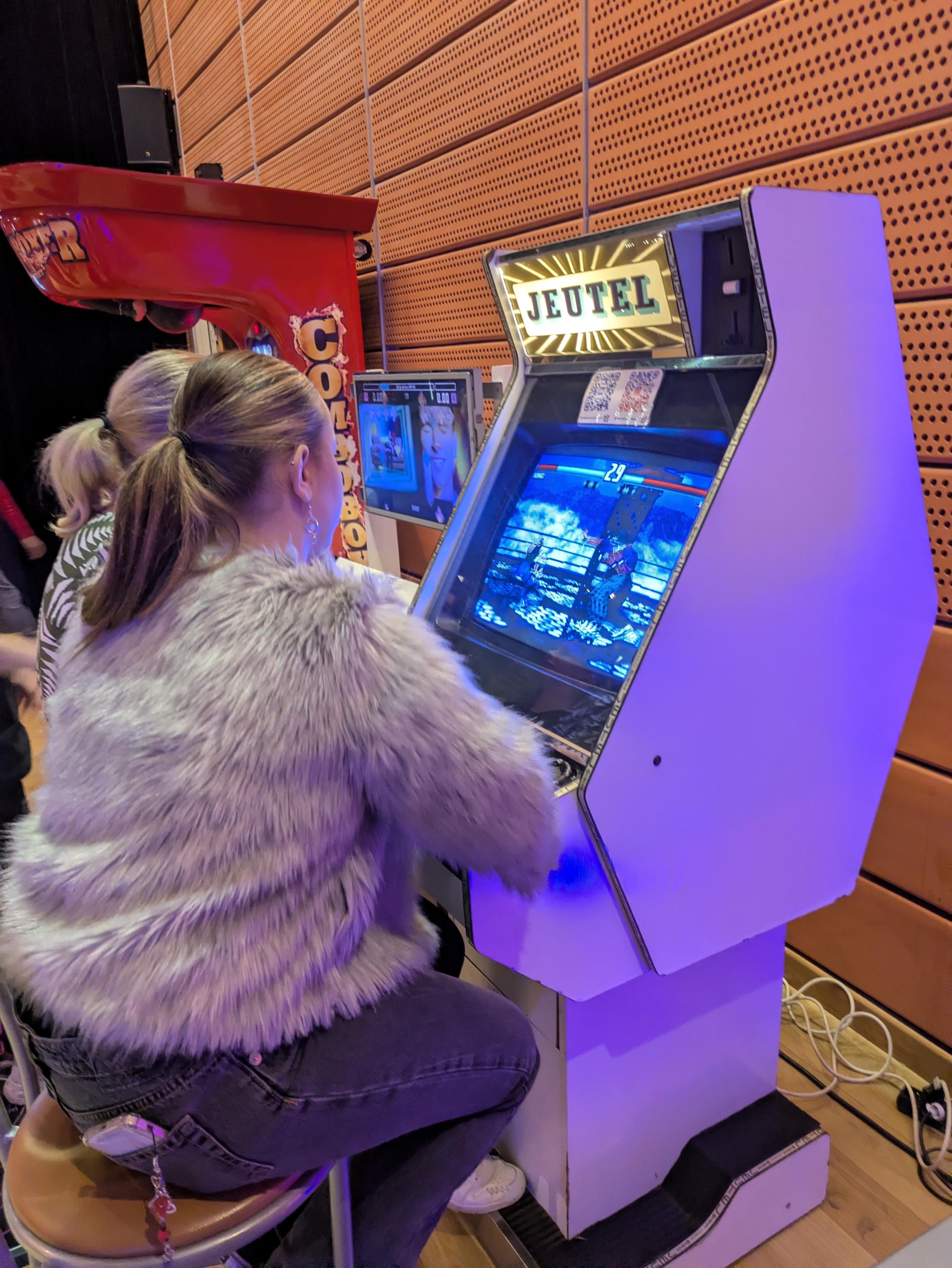 Deux personnes jouant à Tekken 3