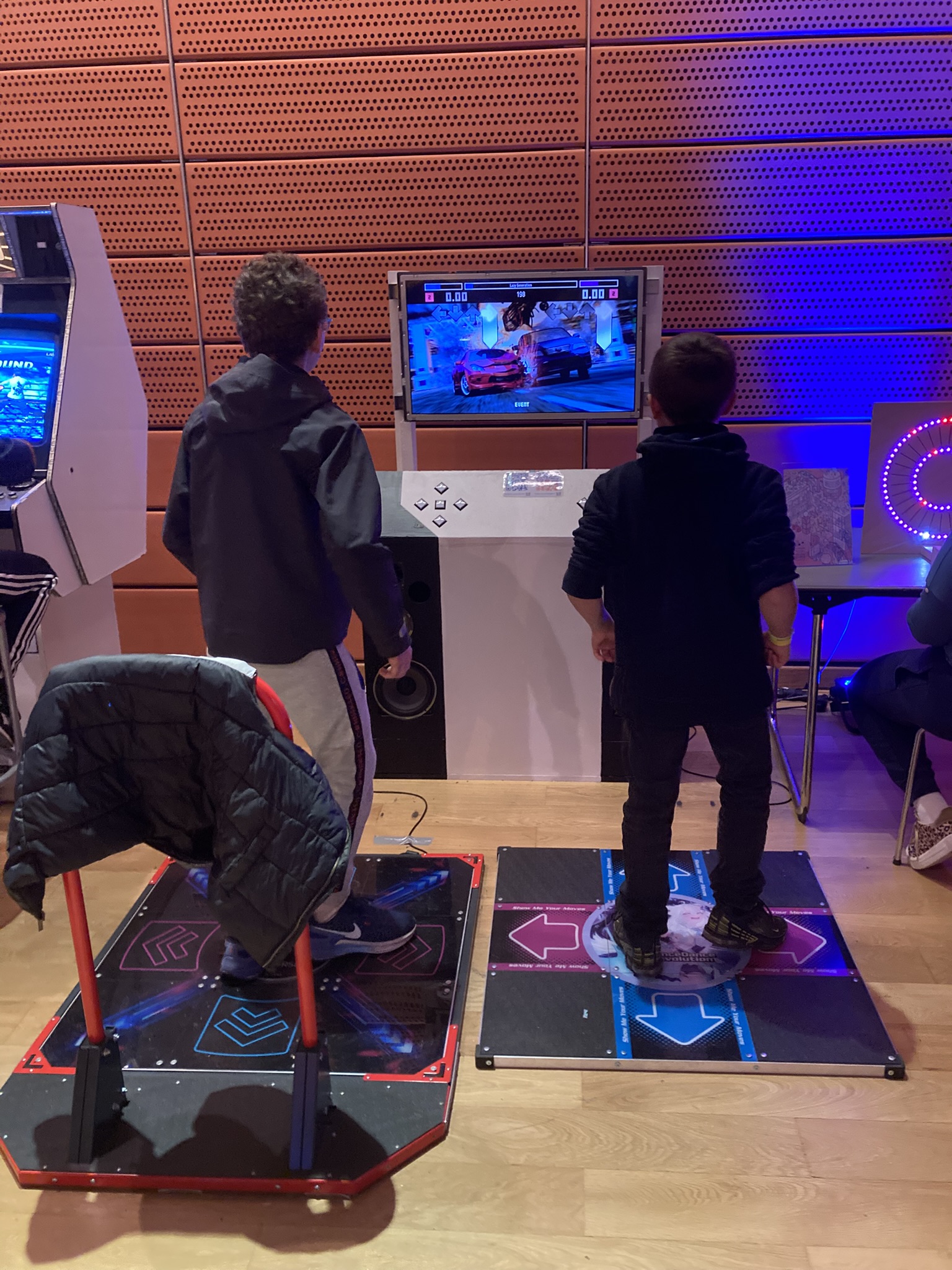 Deux enfants jouant sur la borne ITGmania