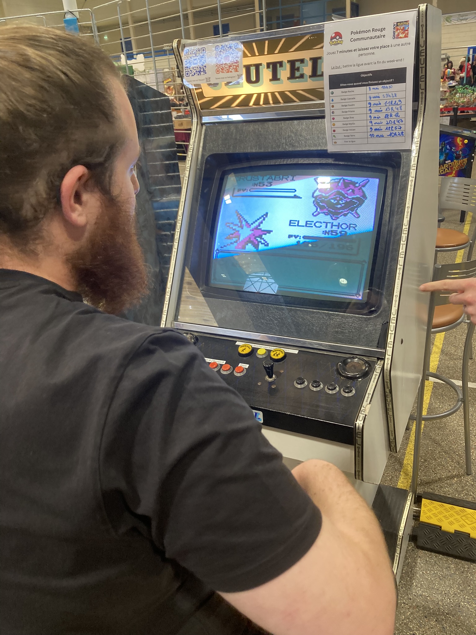 Personne jouant à Pokémon Rouge