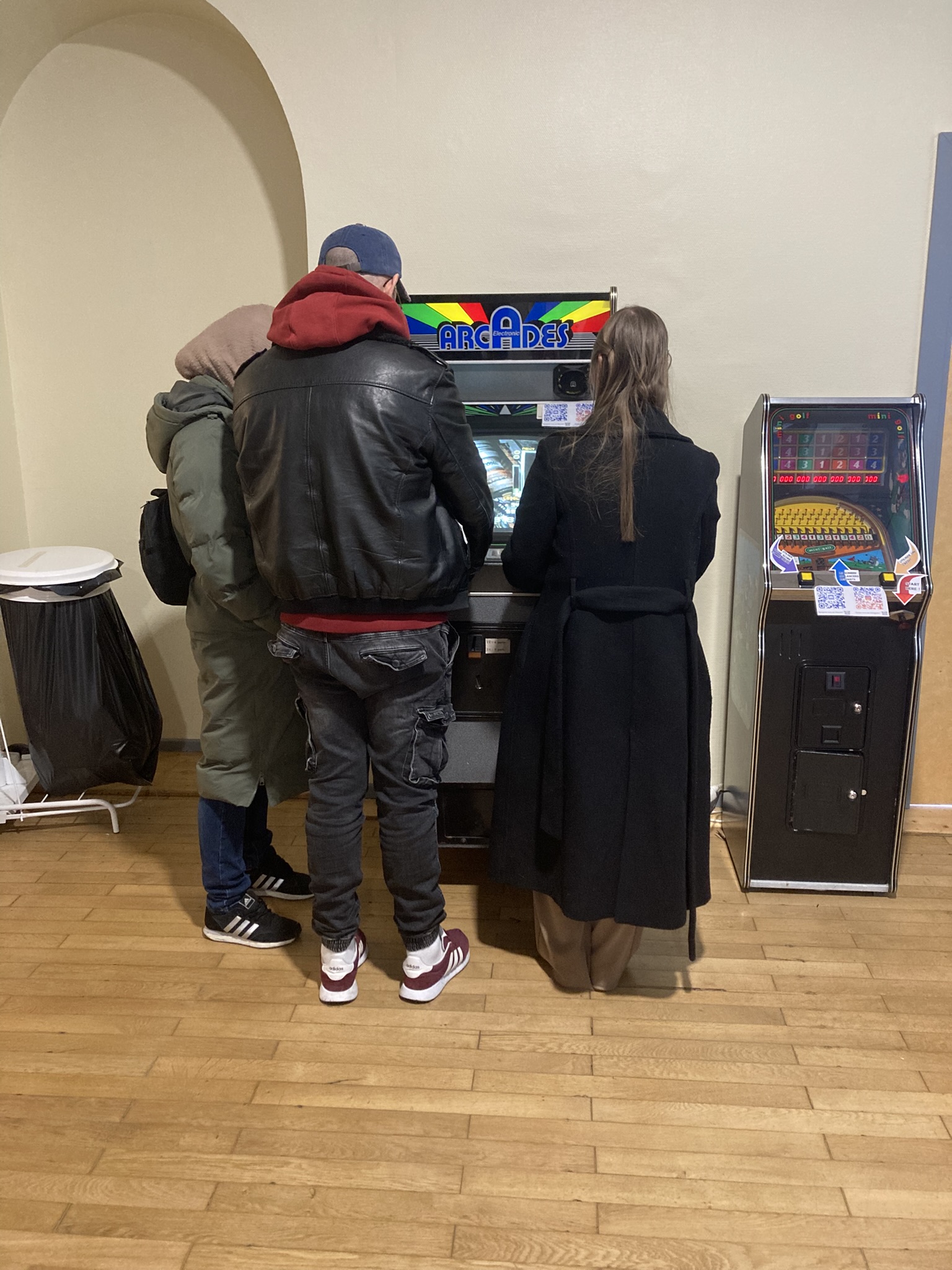 Plusieurs personnes jouant à Tetris